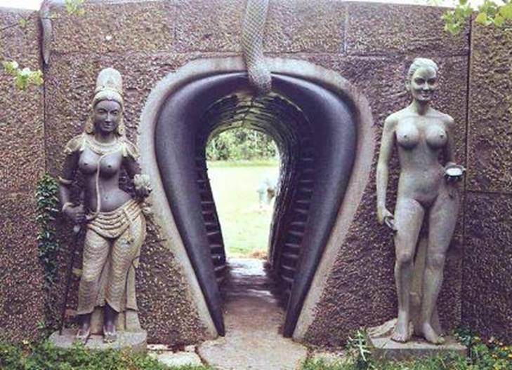 The Creation Gate
Yoni Mudra
with apsaras Lucy and Mephi